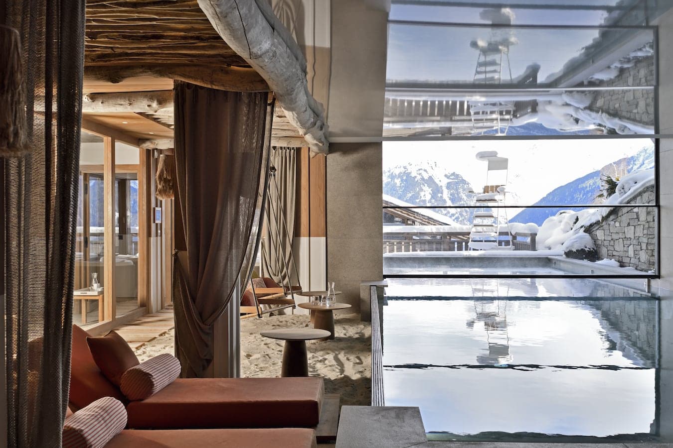 La piscine, chauffée par géothermie, ouvre le dialogue entre les saisons hivernale et estivale avec cette fenêtre à guillotine et un sol mobile sur la partie extérieure, empêchant les déperditions calorifiques