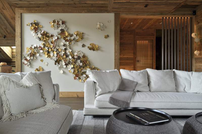 Les canapés, Maxalto, aux lignes tendues par ce fin liseré noir, affichent des proportions en parfaite adéquation avec le volume. Tables basses, B&B Italia. Tapis, Ligne Pure. Luminaire végétal, Art et Floritude. Plaid Christian Fischbacher