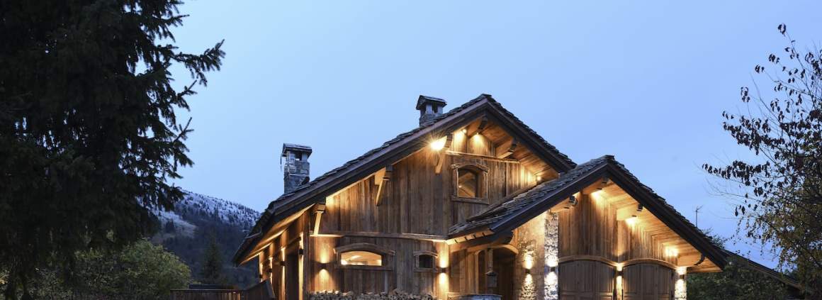 Rénové de pied en cap, le chalet Ménor profite de son point de vue privilégié sur Méribel. Architecte et maîtrise d’œuvre Fabienne Gros