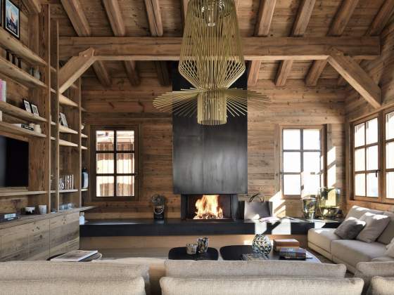 L’agencement dessiné par Allure Soft Design, à l’origine également de l’ensemble de l’ameublement, choisi main dans la main avec les clients. Canapés Bristol et tables basses, Poliform. Bougies, Baobab. Suspension, Foscarini. Lampes, Brokis