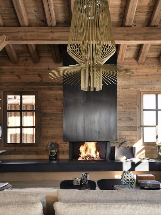 L’agencement dessiné par Allure Soft Design, à l’origine également de l’ensemble de l’ameublement, choisi main dans la main avec les clients. Canapés Bristol et tables basses, Poliform. Bougies, Baobab. Suspension, Foscarini. Lampes, Brokis