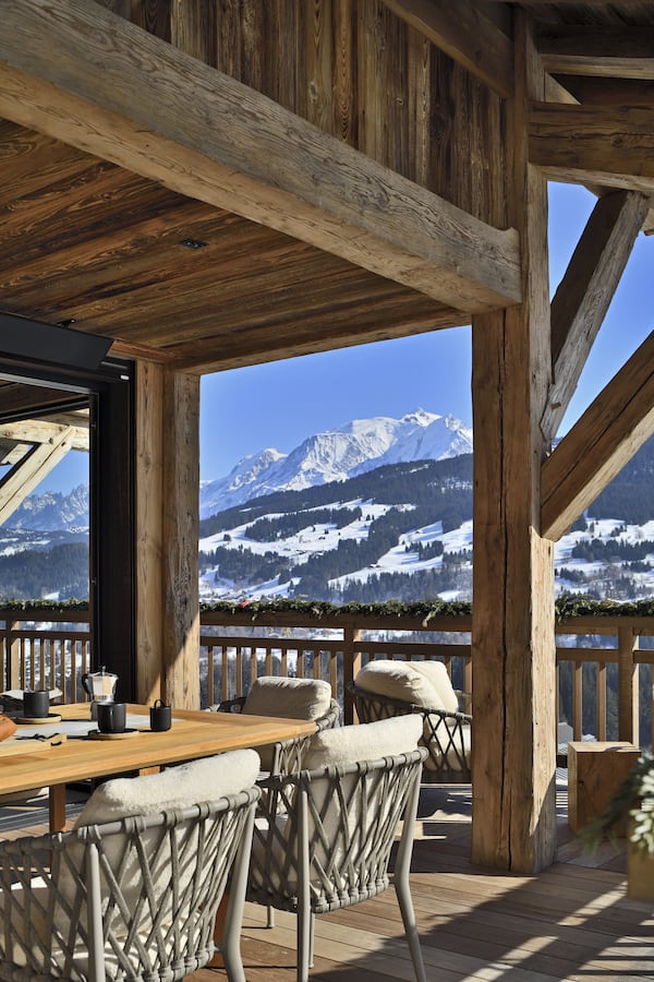 Par sa disposition angulaire, la terrasse délivre un point de vue sur le mont Blanc et la chaîne des Fiz saisissant. Chaises et table, B&B Italia