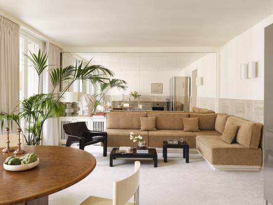 Le canapé d’angle et le mur en miroir permettent d’insuffler un peu de grandeur au salon de 20 m2. Les deux tables basses en laque ont été chinées dans une brocante en Picardie, dont Florent est originaire