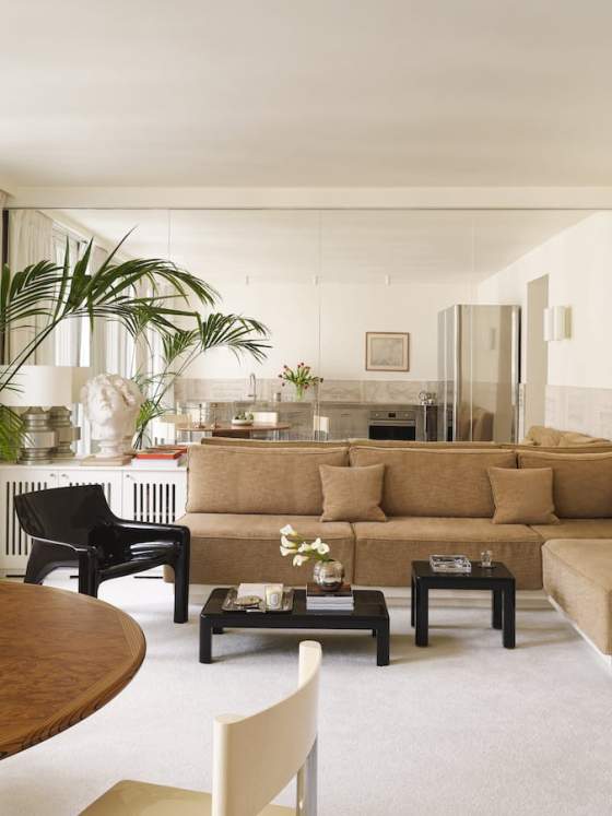 Le canapé d’angle et le mur en miroir permettent d’insuffler un peu de grandeur au salon de 20 m2. Les deux tables basses en laque ont été chinées dans une brocante en Picardie, dont Florent est originaire