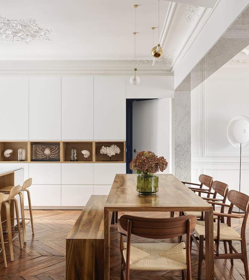 L’architecte d’intérieur est venu incarner cette pièce blanche avec des éléments artisanaux. Poignée porte en bronze, Série Rare. Tabourets, Muuto. Spécimens marins, Design & Nature. Banc, Cinna. Chaises, Carl Hansen & Søn