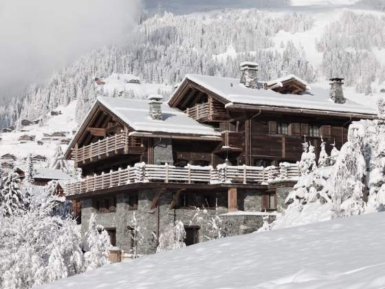 Ancien hôtel transformé de pied en cap en villégiature, ce chalet explore le paysage verbiérain, respectant dans sa stature en vieux bois et pierre du pays l’âme architecturale de ce paradis suisse