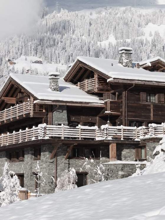Ancien hôtel transformé de pied en cap en villégiature, ce chalet explore le paysage verbiérain, respectant dans sa stature en vieux bois et pierre du pays l’âme architecturale de ce paradis suisse