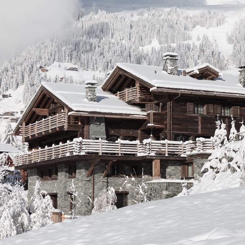 Ancien hôtel transformé de pied en cap en villégiature, ce chalet explore le paysage verbiérain, respectant dans sa stature en vieux bois et pierre du pays l’âme architecturale de ce paradis suisse