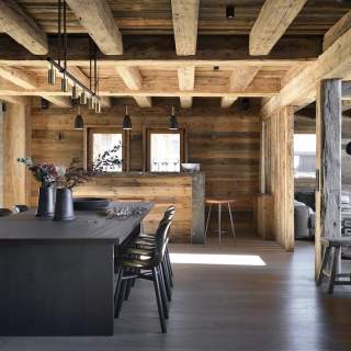 Table « Altar » en pin massif teinté, Heerenhuis. Chaises, Functionals. Luminaires, Rubn. Tabourets, Fredericia