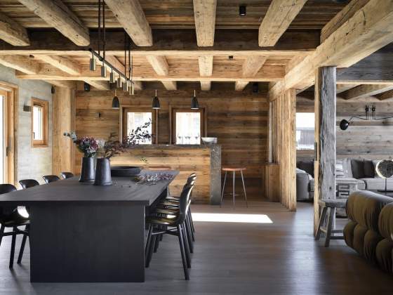 Table « Altar » en pin massif teinté, Heerenhuis. Chaises, Functionals. Luminaires, Rubn. Tabourets, Fredericia