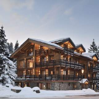 Entièrement rénové, le chalet, sur son podium de pierres de pays, étire son architecture repensée par Jeanne-Valérie Thura (Thura Architecture), avec la création d’une surélévation, accueillant la suite parentale