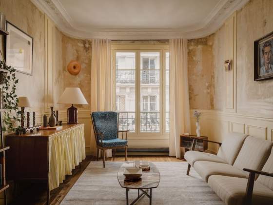 Une sélection pointue tout en panache de pièces vintage. Fauteuil vintage issu de l’artisanat français des années 1960 recouvert de tissu (Colefax and Fowler). Buffet scandinave 1970 agémenté d'un tissu vintage italien. Rideaux (Aldeco)