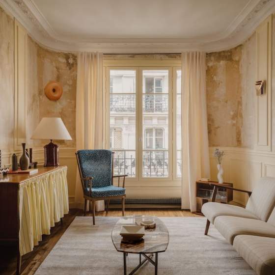 Une sélection pointue tout en panache de pièces vintage. Fauteuil vintage issu de l’artisanat français des années 1960 recouvert de tissu (Colefax and Fowler). Buffet scandinave 1970 agémenté d'un tissu vintage italien. Rideaux (Aldeco)