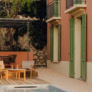 Un dialogue indoor:outdoor se met en place, incarné par les fauteuils B&B Italia, la table basse Cassina. Sous la tonnelle, chaises Roda. L’ensemble choisi chez Bel Œil