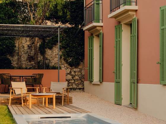 Un dialogue indoor:outdoor se met en place, incarné par les fauteuils B&B Italia, la table basse Cassina. Sous la tonnelle, chaises Roda. L’ensemble choisi chez Bel Œil