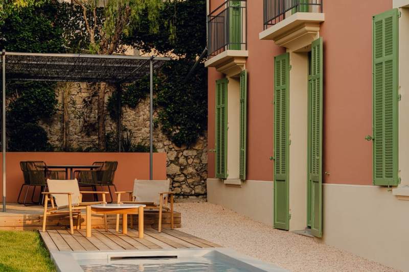 Un dialogue indoor:outdoor se met en place, incarné par les fauteuils B&B Italia, la table basse Cassina. Sous la tonnelle, chaises Roda. L’ensemble choisi chez Bel Œil
