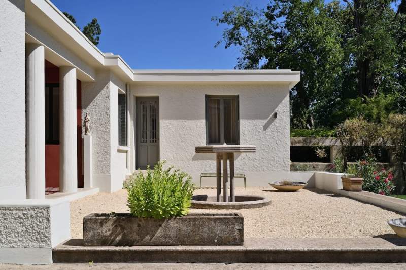 Cet agencement frontal, pensé dès l’origine comme un parcours en trois temps, structure l’entrée de la villa et pose les fondations visuelles du projet, restauré par l'architecte Jean Berthet,sur lesquelles Marion Bueno est venue s’appuyer