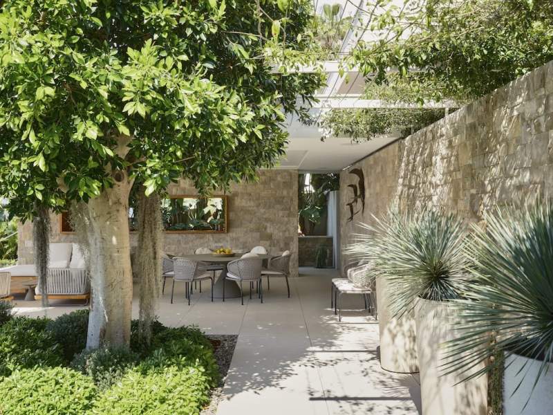 Conçu par Eduardo Di Muzio, le pool house prolonge l’architecture principale dans un esprit de continuité