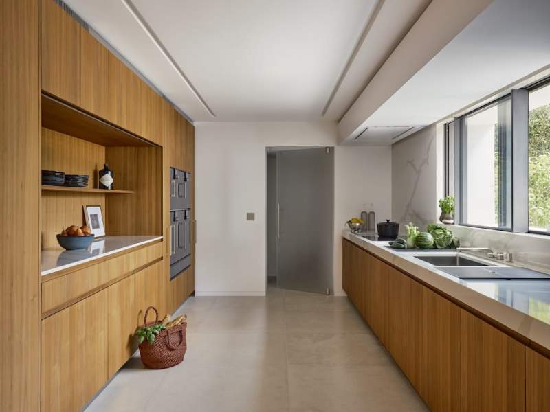 Dans la cuisine Convivium (Arclinea) conçue de concert avec Alexandre Curtet, on retrouve cette notion d’intégration volumétrique chère à Eduardo. Panier de Claire Gasparini