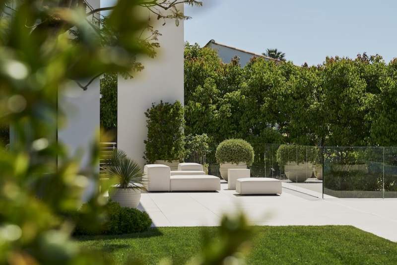 L’extérieur discipliné par le paysagiste Corporandy prolonge naturellement la ligne d’horizon et dialogue sans fausse note avec l’architecture contemporaine. Canapé Living Divani, Bel Œil