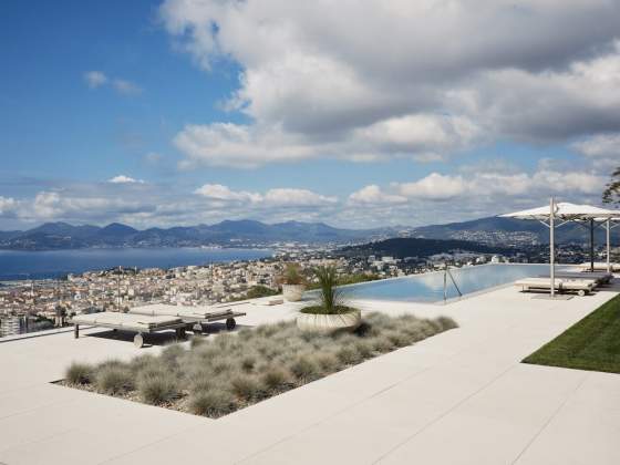Réécrite par l'architecte d'intérieur Eduardo Di Muzio, la villa ouvre son regard jusqu'à Saint-Tropez. Bains de soleil Minotti. Parasols Tuuci, chez Bel Oeil