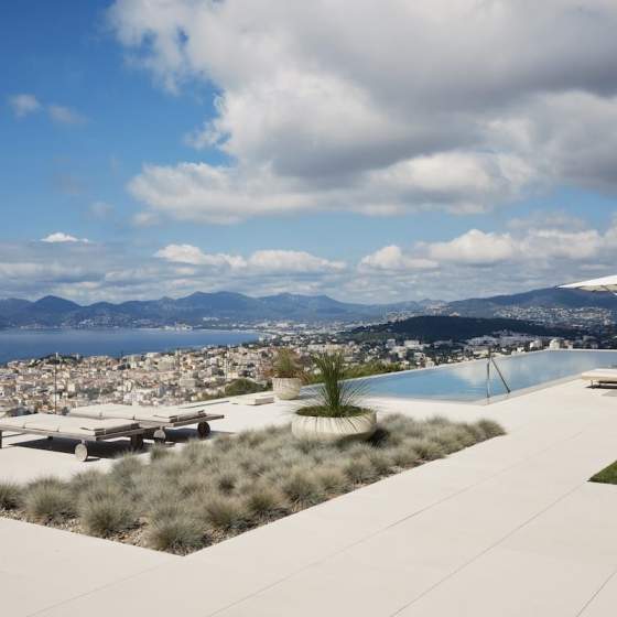 Réécrite par l'architecte d'intérieur Eduardo Di Muzio, la villa ouvre son regard jusqu'à Saint-Tropez. Bains de soleil Minotti. Parasols Tuuci, chez Bel Oeil