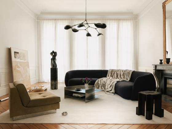 Canapé %22 Pacific %22 (Moroso). Tapis (Layered). Suspension %22 Stingray%22 (101 Copenhagen). Stèle de RoWin’ Atelier (Galerie Scène Ouverte). Sculpture de Pierre Martinon (Aurélien Gendras). Tabouret %22 Fortress %22 (Wendy Andreu)