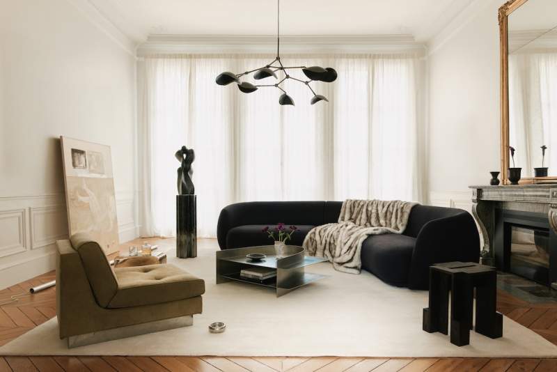 Canapé %22 Pacific %22 (Moroso). Tapis (Layered). Suspension %22 Stingray%22 (101 Copenhagen). Stèle de RoWin’ Atelier (Galerie Scène Ouverte). Sculpture de Pierre Martinon (Aurélien Gendras). Tabouret %22 Fortress %22 (Wendy Andreu)