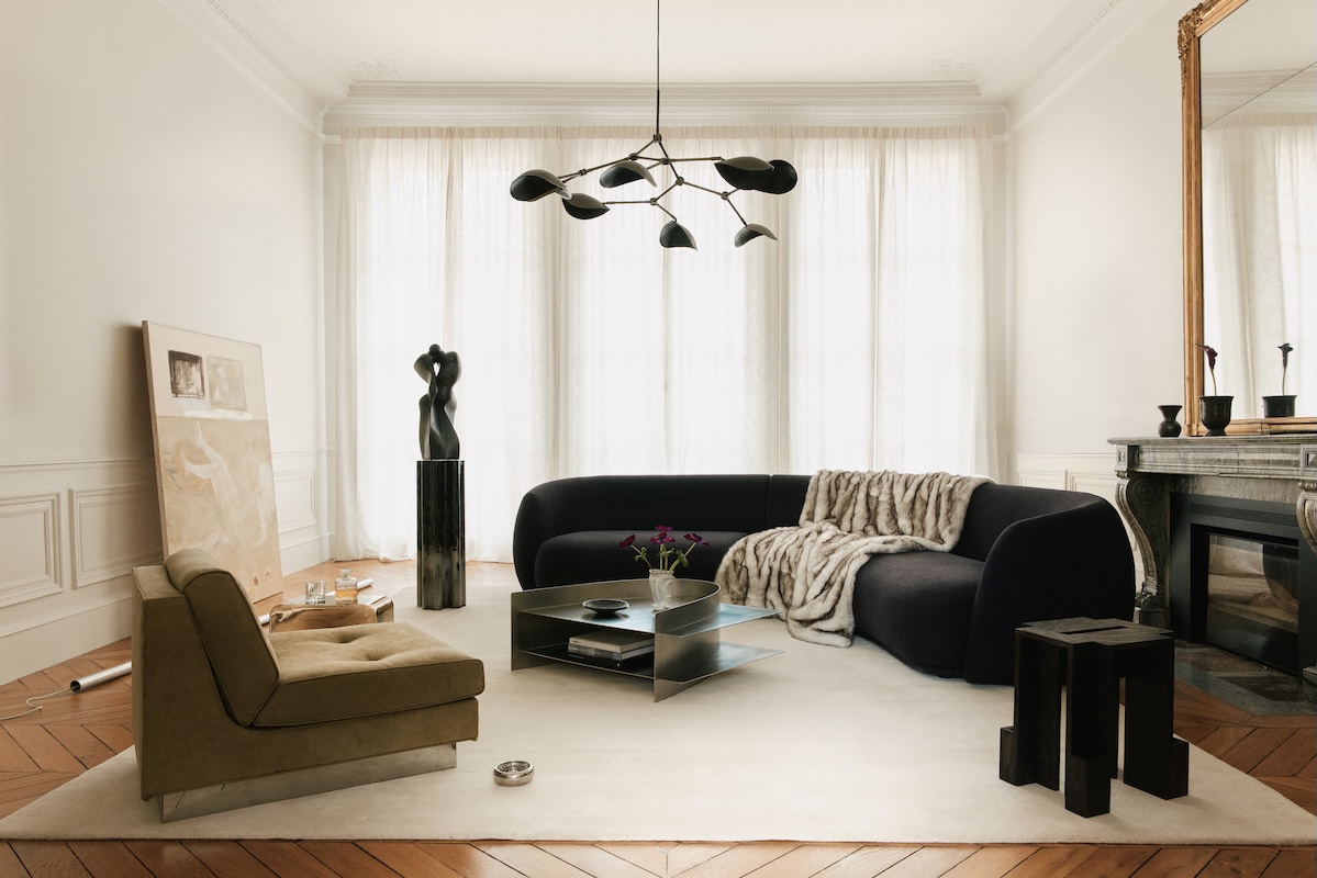 Canapé %22 Pacific %22 (Moroso). Tapis (Layered). Suspension %22 Stingray%22 (101 Copenhagen). Stèle de RoWin’ Atelier (Galerie Scène Ouverte). Sculpture de Pierre Martinon (Aurélien Gendras). Tabouret %22 Fortress %22 (Wendy Andreu)