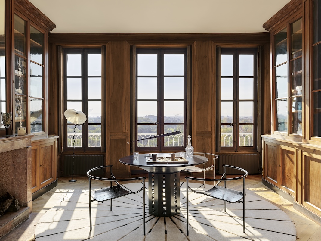 Fauteuils %22Dr Sonderbar%22 de Philippe Starck, édition XO, 1983, (Galerie 44). Lampe de table %22Berkeley%22 (Gau Lighting). Lampadaire %22Cappello%22, d’Oscar Piccolo. Tapis %22Umbrella%22 de Lally&berger (The Invisible Collection)