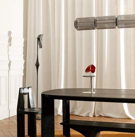 Table (Milla & Milli). Suspension %22 Column %22 (A-N-D). Tapis' Residue' (Layered). Lampadaire (Galerie Phéromones). Rideaux (Atelier Courbettes)